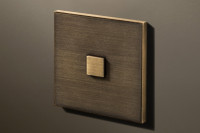 1T Панель 1-ая для 1 кнопки 24-250V pushbutton, Bronze antique 1T Панель 1-ая для 1 кнопки 24-250V pushbutton, Bronze antique